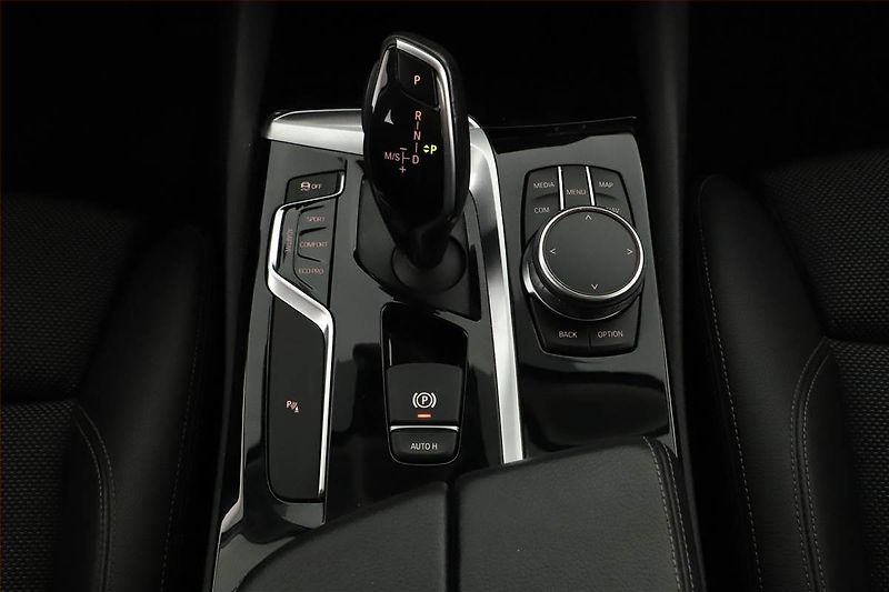 BMW Řada 5 (2017) 530d xDrive, 4X4, Automat - fotka 10 z 21