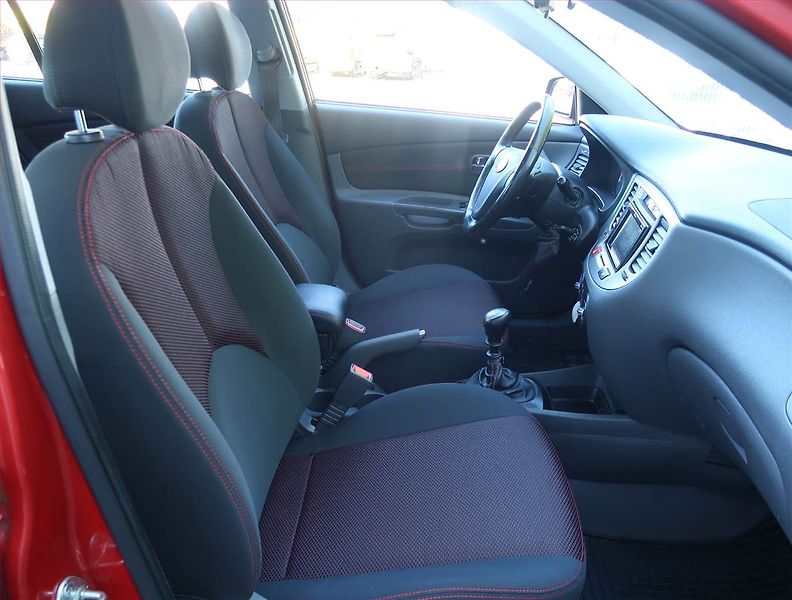 Kia Rio (2009) 1.4 16V, po STK, zamluveno - fotka 9 z 14