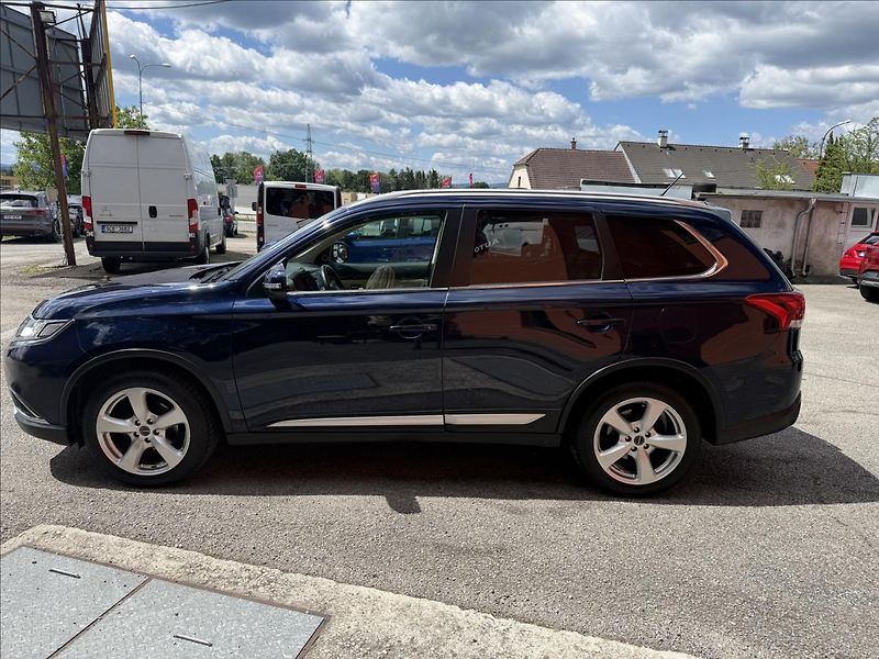 Mitsubishi Outlander 2,3 DI-D - fotka 8 z 31
