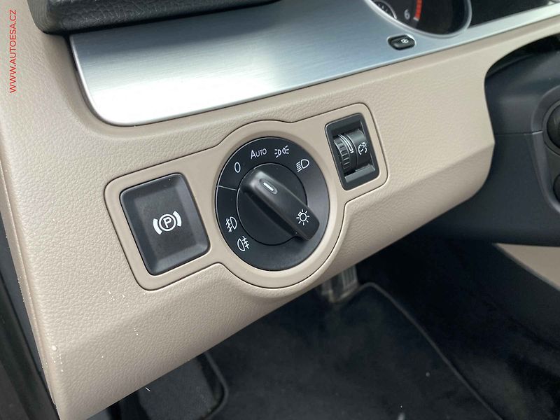 Volkswagen Passat (2009) 2.0 TDI, Highline, DSG - fotka 15 z 17