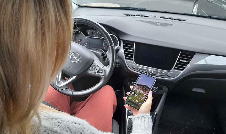 Řidiči si v autech často ničí mobily - stačí špatná rutina týkající se nabíjení. Ilustrační foto.