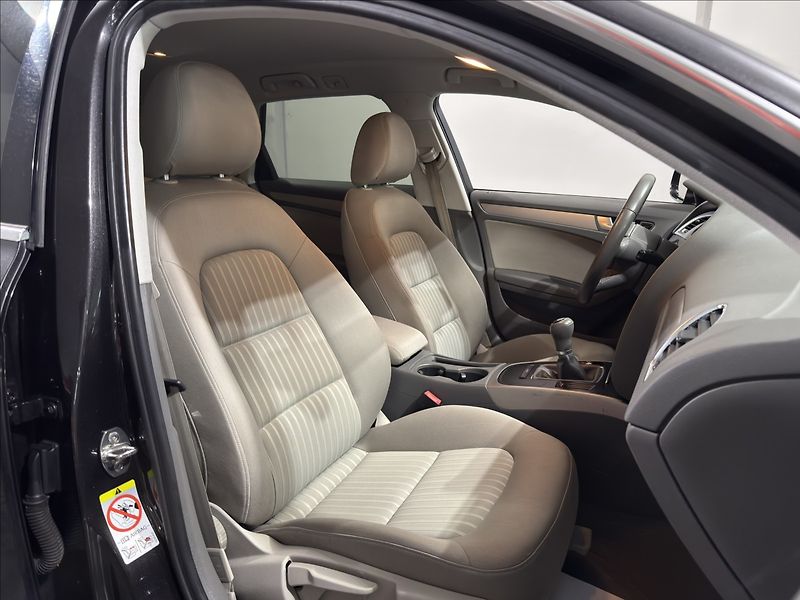 Audi A4 2,0   TDI B8 1.MAJITEL BI-XEN - fotka 26 z 43
