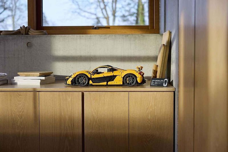 Replika McLarenu P1 v reálné velikosti se skládá z 342 817 dílků, váží přibližně 1220 kilogramů.
