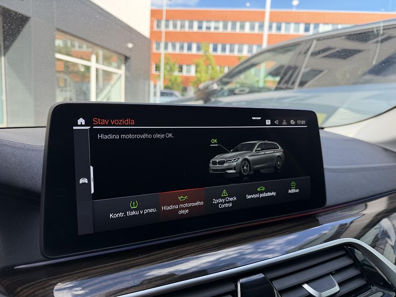 BMW Řada 5 (2023) 530d Touring xDrive - fotka 33 z 44