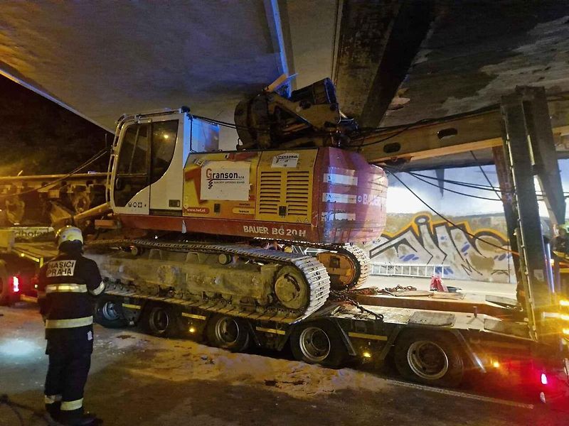 Nehoda ve Vídeňské ulici: pod železničním mostem se zaklínila vrtná souprava převážená na podvalníku.