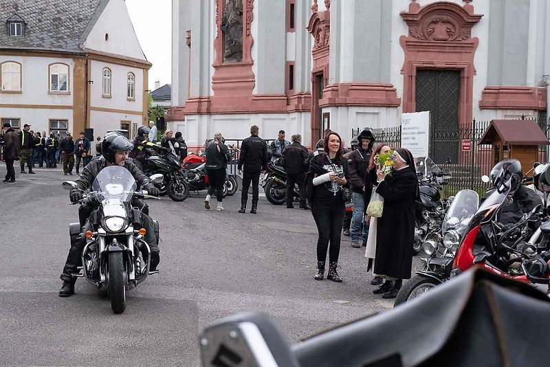 Motorkáři se sjeli na žehnání v bazilice v Jablonném.