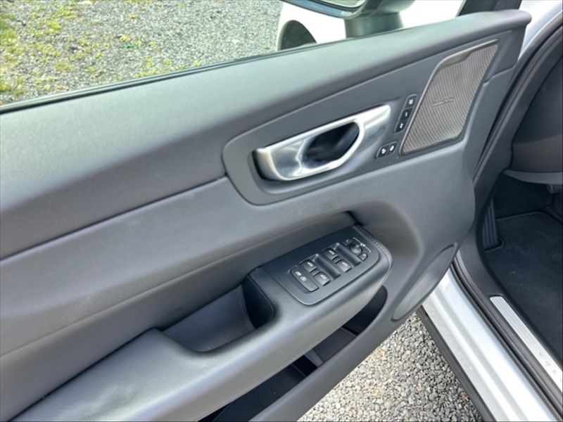 Volvo XC60 2,0 B4 D Plus Dark AWD AT - fotka 11 z 11