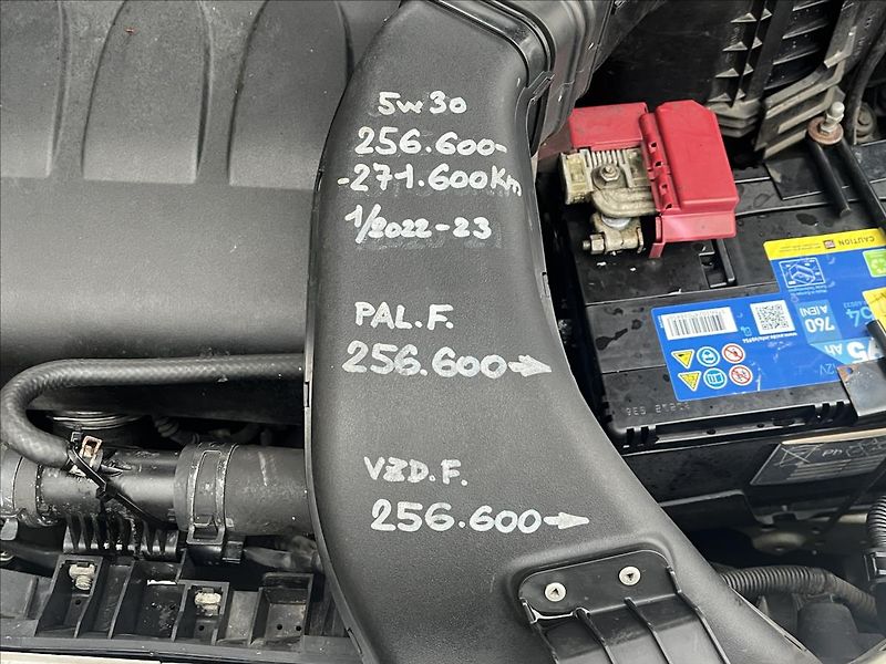 Mitsubishi Outlander 2,0 DI-D  Intense plus 4WD - fotka 18 z 18
