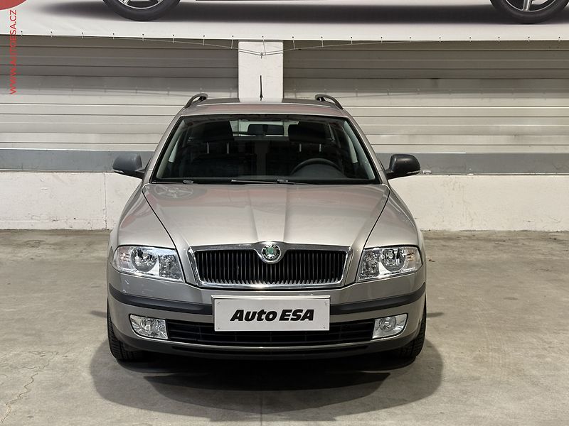 Škoda Octavia (2011) 1.6i, 2.maj,ČR, Tour, +kola - fotka 2 z 15