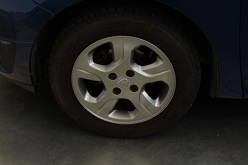 Dacia Logan - fotka 10 z 29