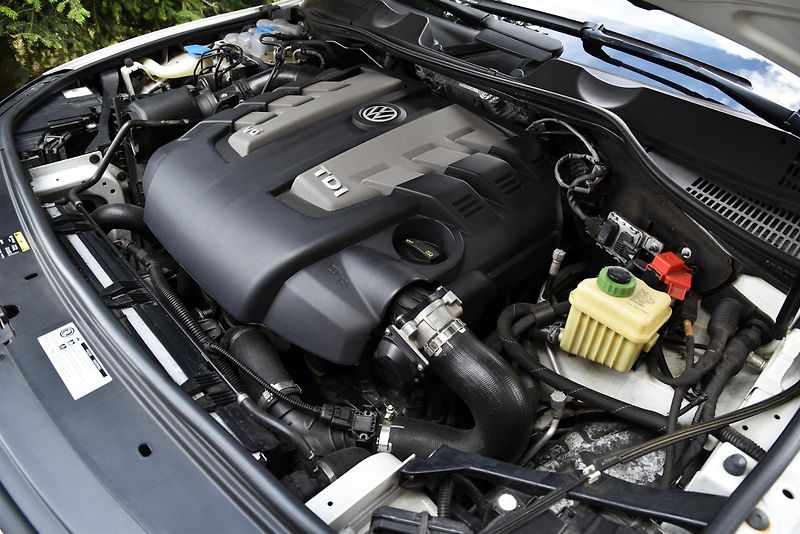 Volkswagen Touareg 3.0 TDi V6 DSG 4M,R-LINE,FACE - fotka 47 z 50