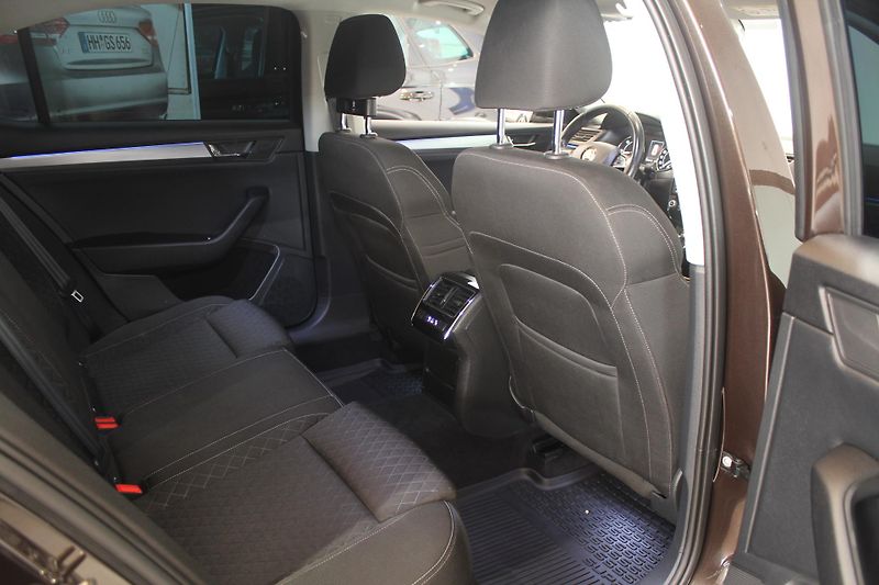 Škoda Superb (2015) 2.0TDI DSG STYLE+ Navi LED - fotka 27 z 43