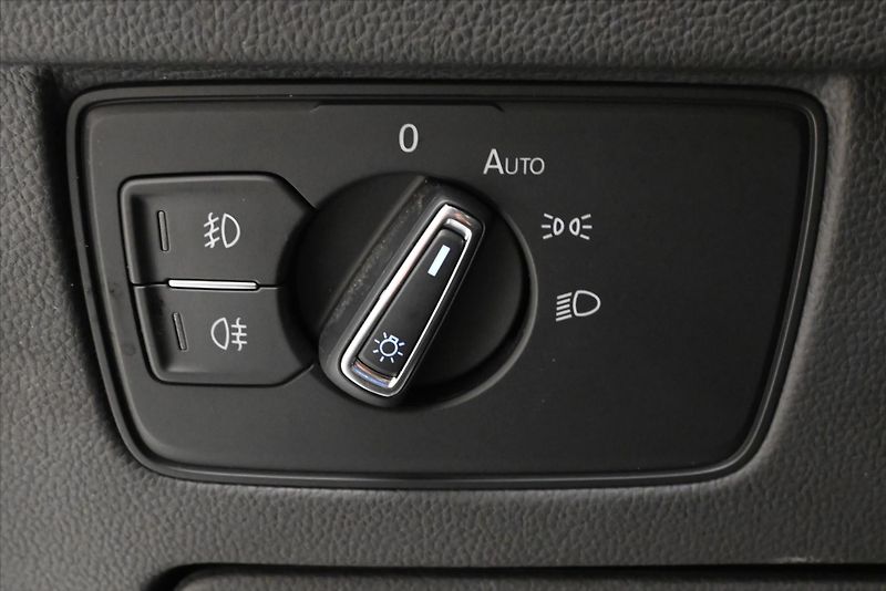 Volkswagen Passat 2,0 TDI 110kW DSG Business Zár - fotka 26 z 31