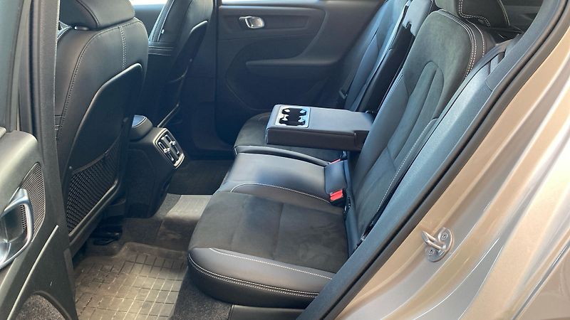 Volvo XC40 ULTIMATE DARK, B4 FWD, 145+10 - fotka 8 z 37