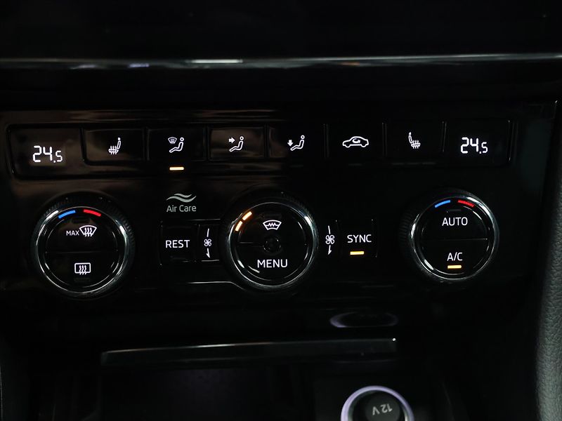 Škoda Superb 2,0 TDI DSG 4x4 Sportline DPH - fotka 26 z 36