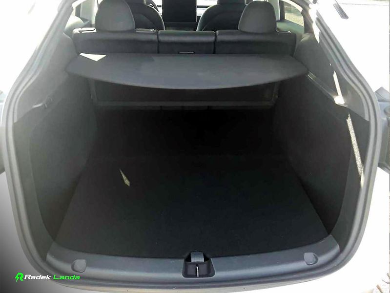 Tesla Model Y (2023)  Long Range AWD Berlín - fotka 12 z 12