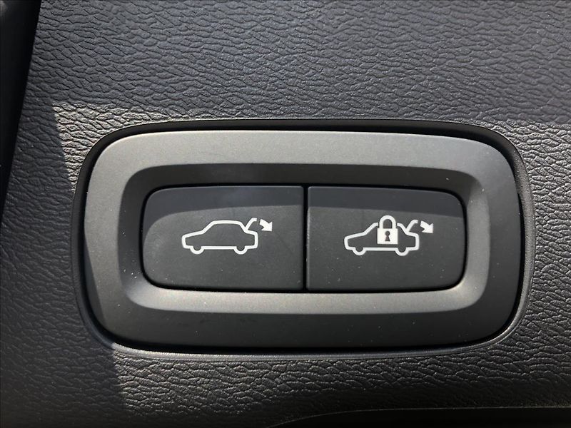 Volvo XC60 2,0 AWD MOMENTUM PRO  B4 - fotka 13 z 27
