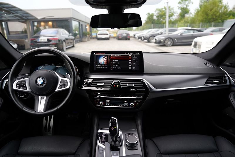 BMW Řada 5 M550i xDrive/Lasery,HUD/530PS - fotka 25 z 44