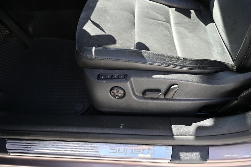 Škoda Superb 2.0TDI 125KW rezervace 3/2011 - fotka 19 z 43