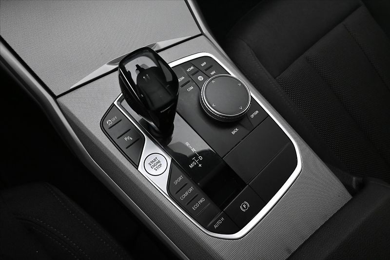 BMW Řada 3 2,0 320d 140 kW Steptronic Zár - fotka 22 z 31