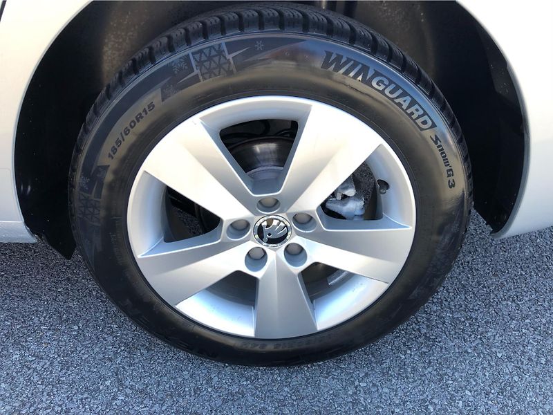 Škoda Rapid 1.2 TSi AMBITION - fotka 14 z 28