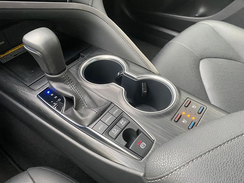 Toyota Camry 2,5 Hybrid  Executive VIP - fotka 27 z 33