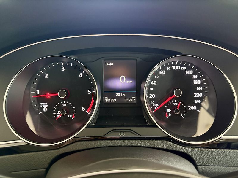 Volkswagen Passat 2.0TDI 110kW - fotka 11 z 17