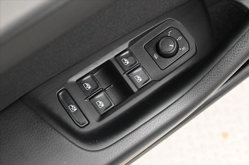 Volkswagen Passat 2,0 TDI 110kW DSG Business Zár - fotka 26 z 32