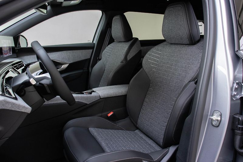 Peugeot 5008 ALLURE Hybrid 145 e-DCS6 - fotka 8 z 16