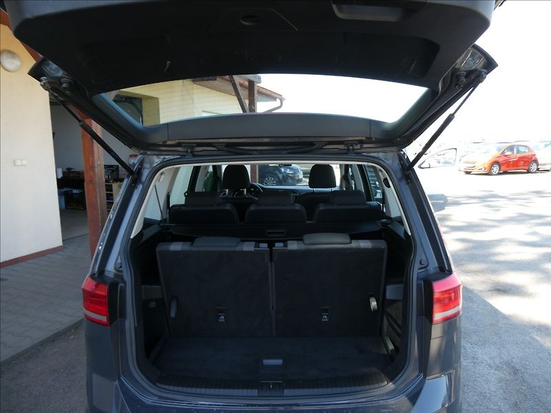 Volkswagen Touran 1,6 TDi DSG 7.míst,1maj.,závěs - fotka 15 z 35