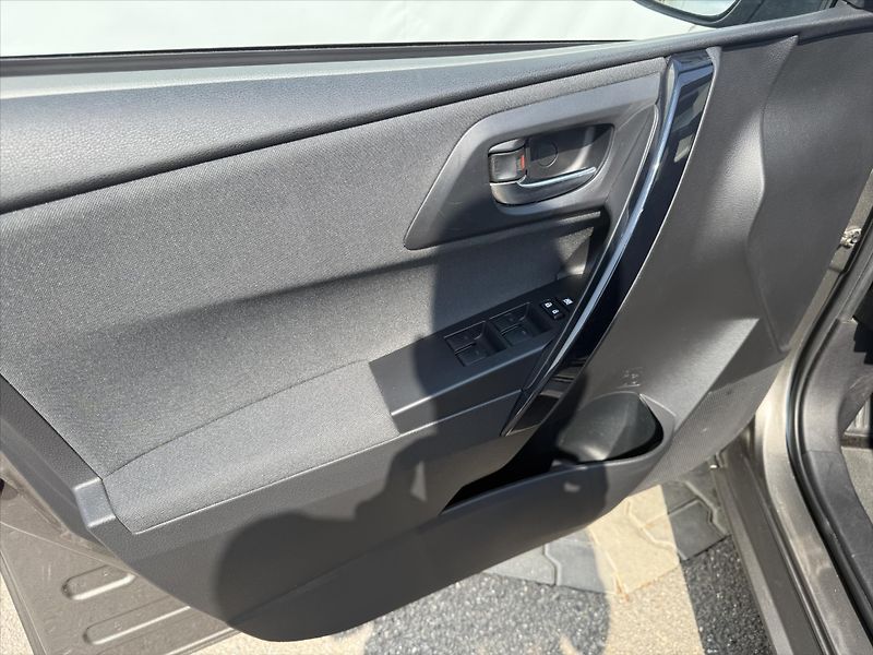Toyota Auris 1,6 Active Trend - fotka 18 z 19