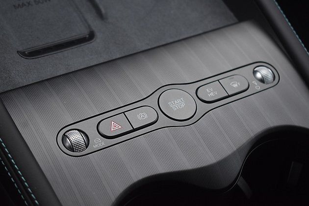 Pár fyzických ovladačů na konzole mezi sedadly., zdroj: Deník/Radek Pecák