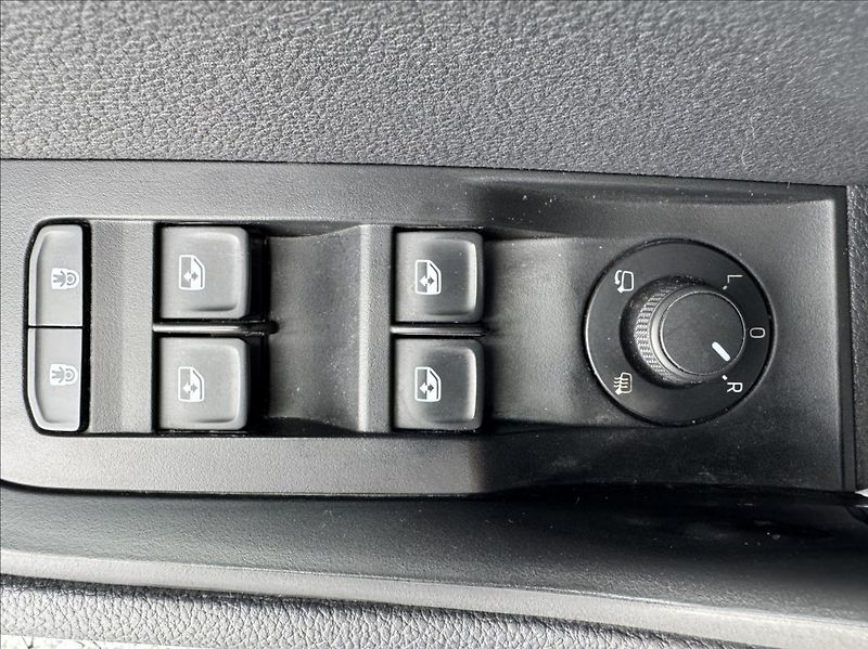 Škoda Superb 2,0 TDI DSG STYLE DPH 1.maj ČR - fotka 25 z 50