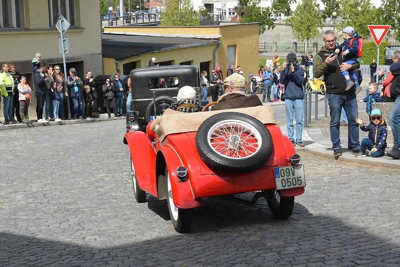 Stovka nablýskaných motocyklů a automobilů předválečné a meziválečné éry vyrazila v neděli z Horního náměstí v Přerově na spanilou jízdu regionem. Nejstarší účastnicí byla osmaosmdesátiletá Libuše Šulcová, která na trasu vyrazila na motocyklu BSA 770 se s