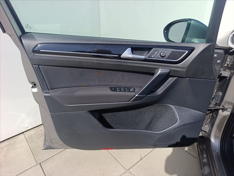 Volkswagen Golf Sportsvan 1,6 TDi DSG Navigace Tempomat - fotka 11 z 35