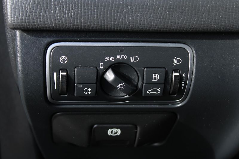 Volvo XC60 2.4D 140kW AWD SERVIS. KN. ČR - fotka 15 z 21