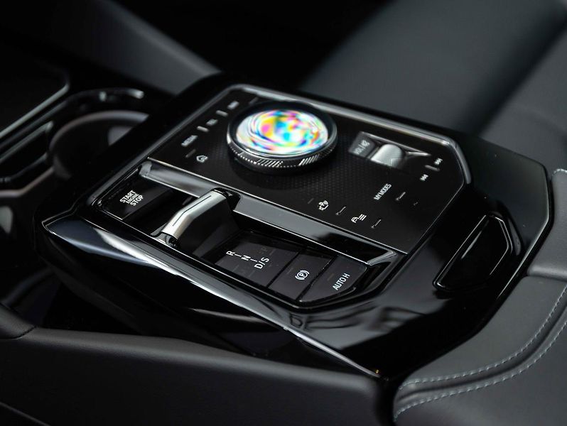 BMW Řada 5 550e xDrive - fotka 15 z 22