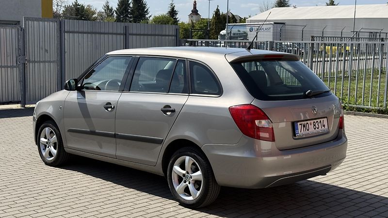 Škoda Fabia (2010) 1.4*16V*63kW*KLIMA*SERVIS* - fotka 2 z 16