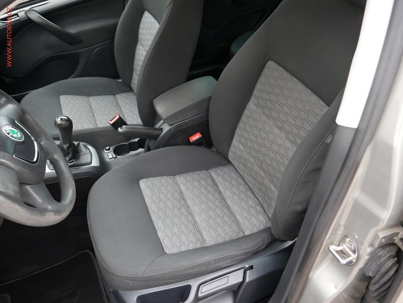 Škoda Octavia (2009) 1.4 TSi, AC - fotka 9 z 15