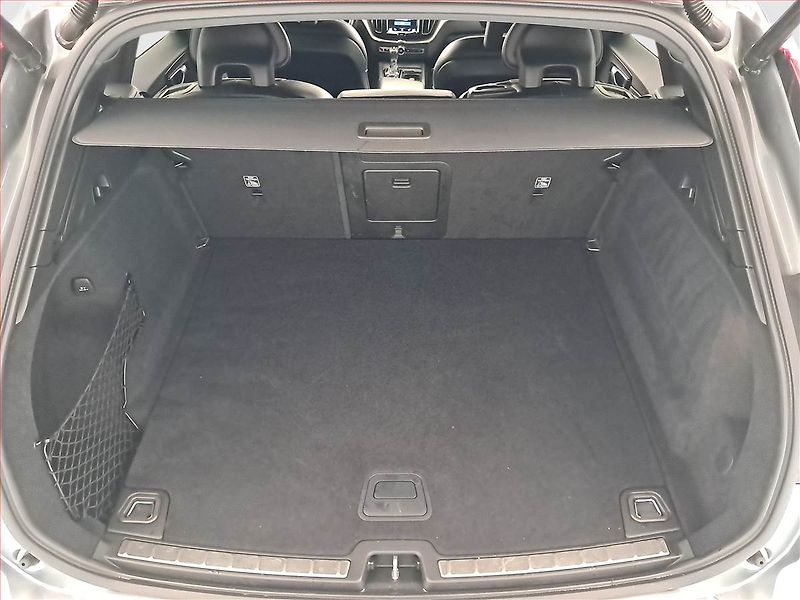 Volvo XC60 (2017) R-Design D4 AWD - fotka 14 z 24