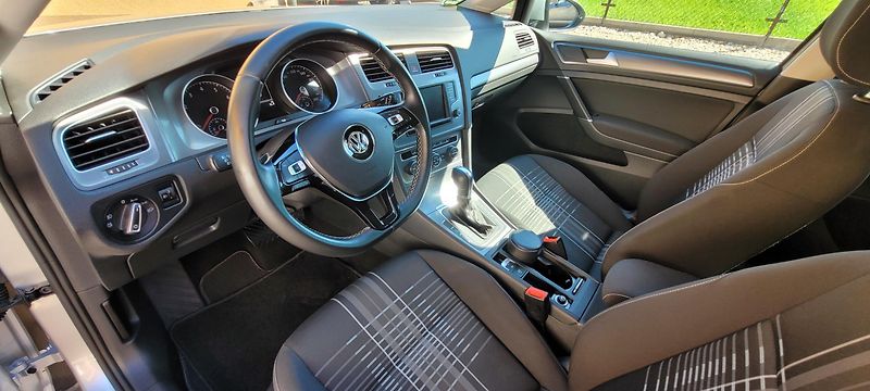Volkswagen Golf (2016) 1,4TSi 92kW benzín DSG Lounge - fotka 18 z 37