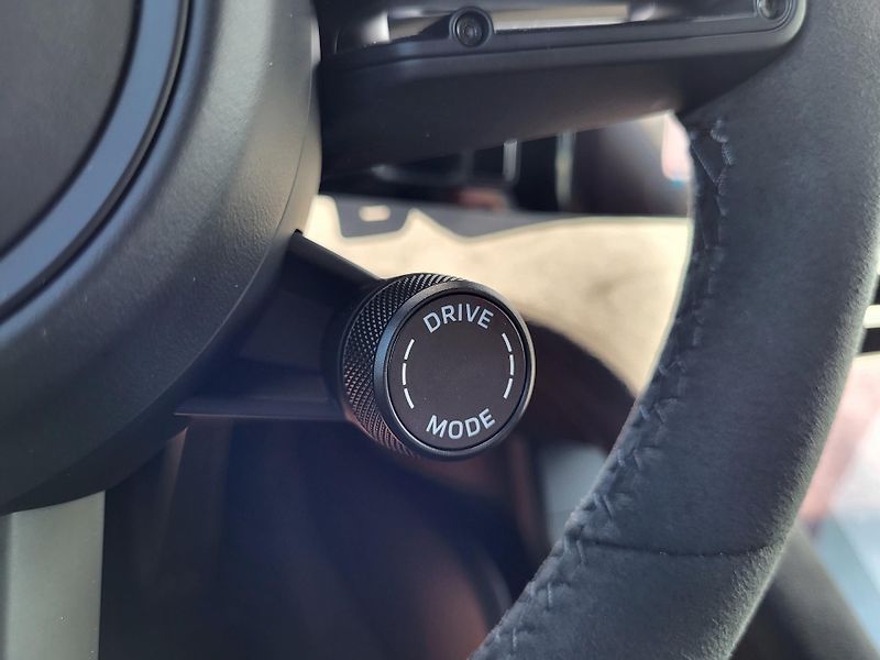 Porsche Taycan GTS 440kW 4S Electric - NOVÉ - fotka 22 z 48