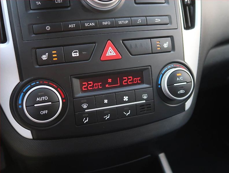 Kia Ceed (2010) 1.6 CRDi, Serv.kniha, po STK - fotka 15 z 17