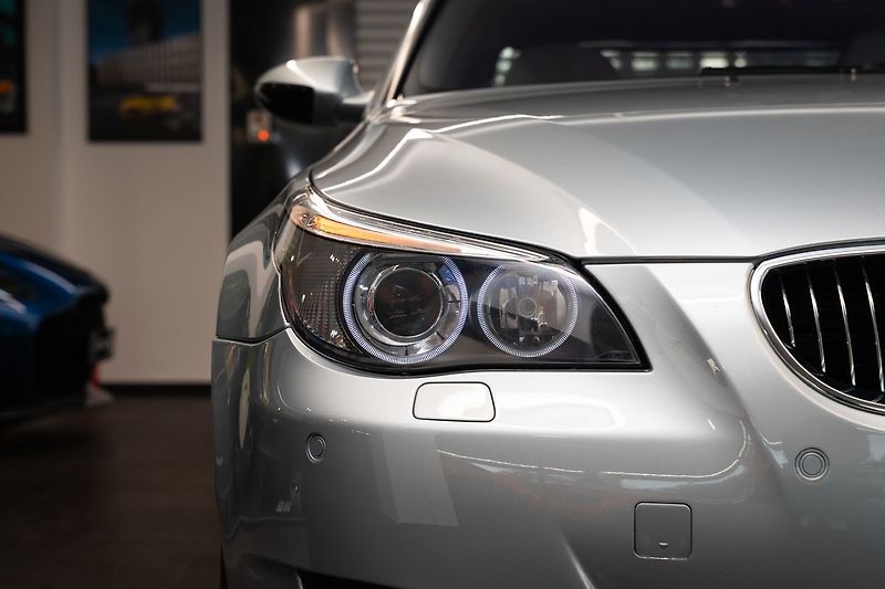 BMW M5 V10/SMG/CarPlay/Kamera - fotka 27 z 28