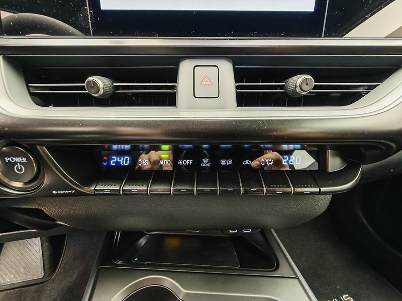 Lexus UX 300h Business TECH - fotka 35 z 36