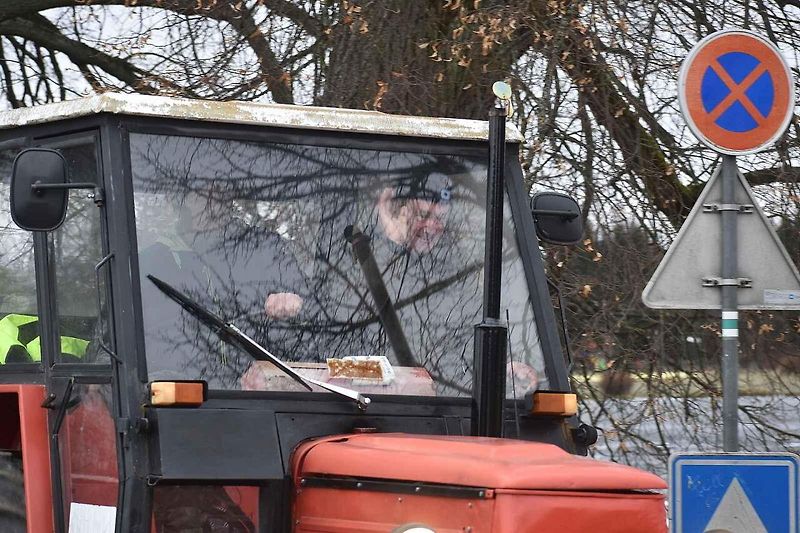Táta, brácha a já, jedeme v tom spolu. V Suchém pořádali v pondělí vánoční jízdu traktorů.