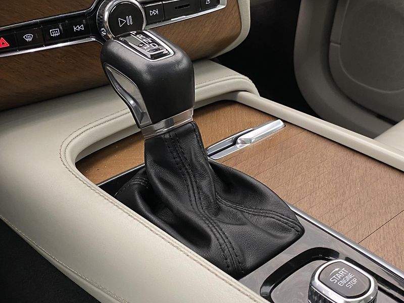 Volvo XC90 D5 AWD INSCRIPTION REZERVACE - fotka 27 z 54