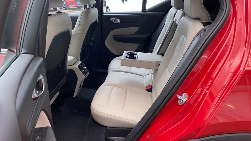 Volvo XC40 PLUS BRIGHT, B4 FWD, 145+10 kW - fotka 9 z 39