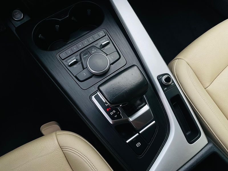 Audi A4 Avant 2.0TD AUT VÝHŘEV SENZORY - fotka 38 z 48