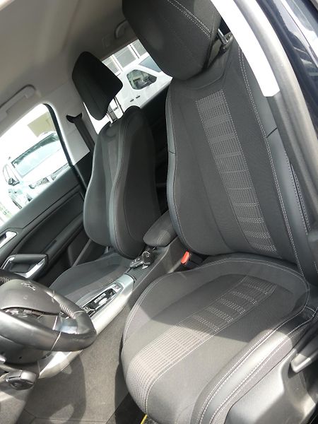 Peugeot 308 (2019) 1,2 PT 130 EAT8 - fotka 9 z 21